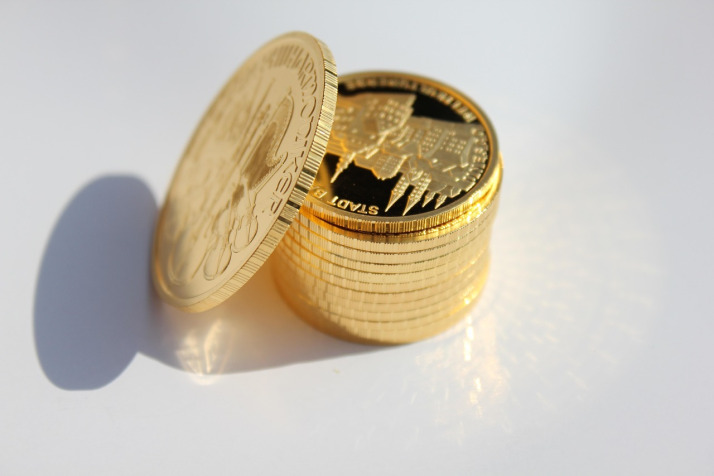 Break da Bank Again MicroGaming slot with stacks of gold coins