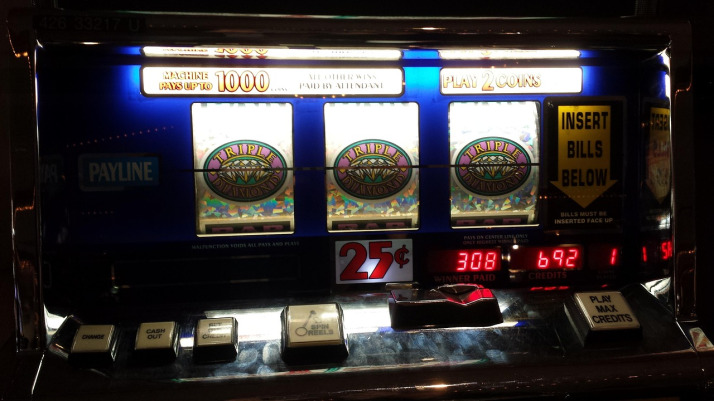 Immortal Romance MicroGaming vampire slots theme with glowing jackpot lights